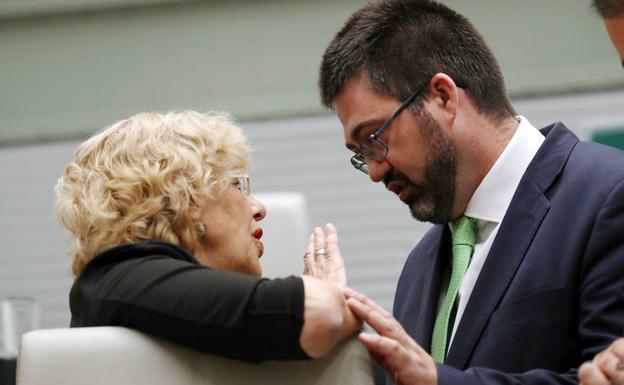 Carlos Sánchez Mato conversa con Manuela Carmena.