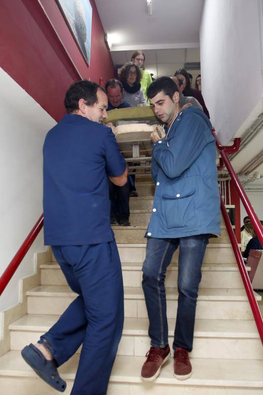 Un equipo de científicos del Museo del Jurásico de Asturias se han desplazado a un hospital veterinario de Gijón para escanear huesos de dinosaurios fosilizados. El objetivo es hacer una reconstrucción en tres dimensiones de los mismos, así como estudiar la posibilidad de sacar los restos de las rocas. 