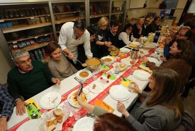 Uno de los voluntarios sirve sopa de marisco a la alcaldesa, Carmen Moriyón. A los lados, Floro, Lorenzo Mariñas y José María Pérez. 