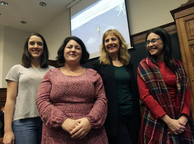 Carlota Fernánjdez-Cid, Candela Herrera, Marisa Ponga y Ángeles Crespo, ayer en la Universidad. 