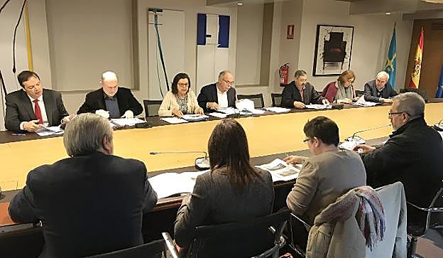 La consejera de Desarrollo Rural, tercera por la izquierda, repasa los datos con la mesa del sector. 