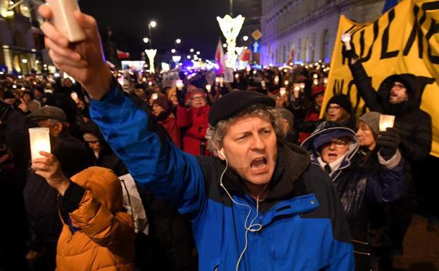 Miles de polacos protestan en Varsovia el pasado mes de diciembre contra la polémica reforma judicial.