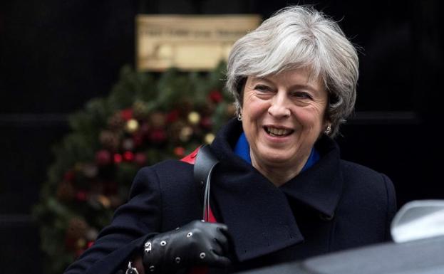La primera ministra británica, Theresa May, acude a una sesión de control en el Parlamento en Londres.