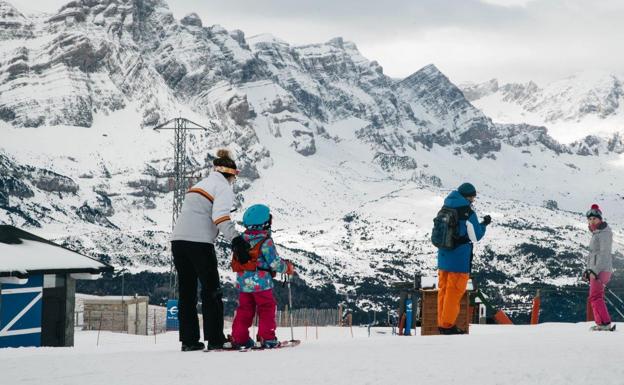 Las estaciones aragonesas disfrutan de la nieve con la Navidad a la vuelta de la esquina