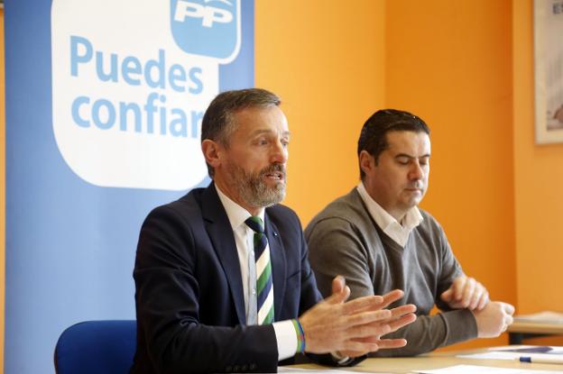 Matías Rodríguez Feito y Silverio Argüelles, ayer en Posada de Llanera. 