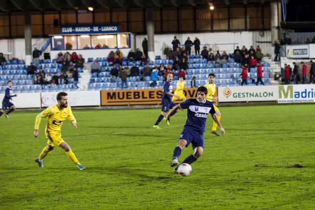 El marinista Jairo Cárcaba controla un balón. 