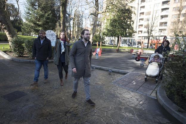 Daniel Ripa, Lorena Gil y Emilio León, ayer, en el parque infantil del Campo San Francisco. 