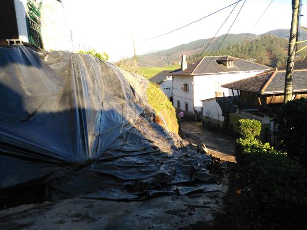 Un argayo pone en peligro un pajar en Valdés
