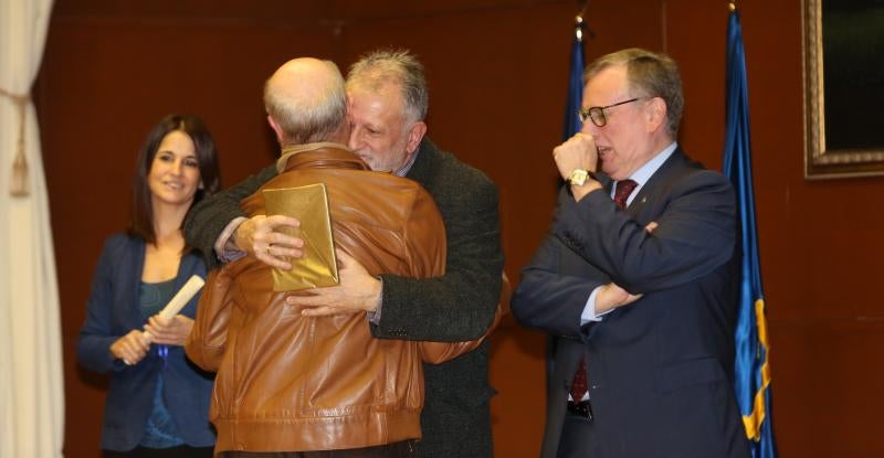 El consejero de Sanidad, Francisco del Busto, ha presidido el homenaje dedicado a los profesionales del área sanitaria III que se jubilan este año. 