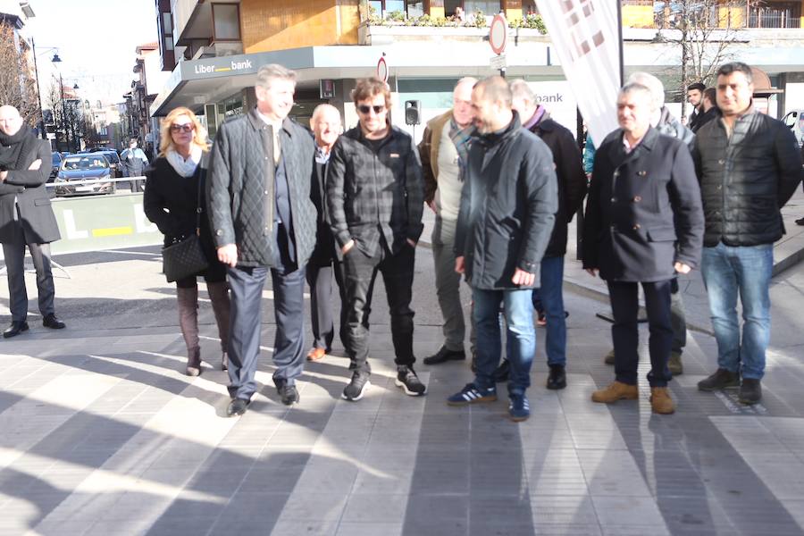 Fernando Alonso inaugura un paso de cebra en Pola de Siero