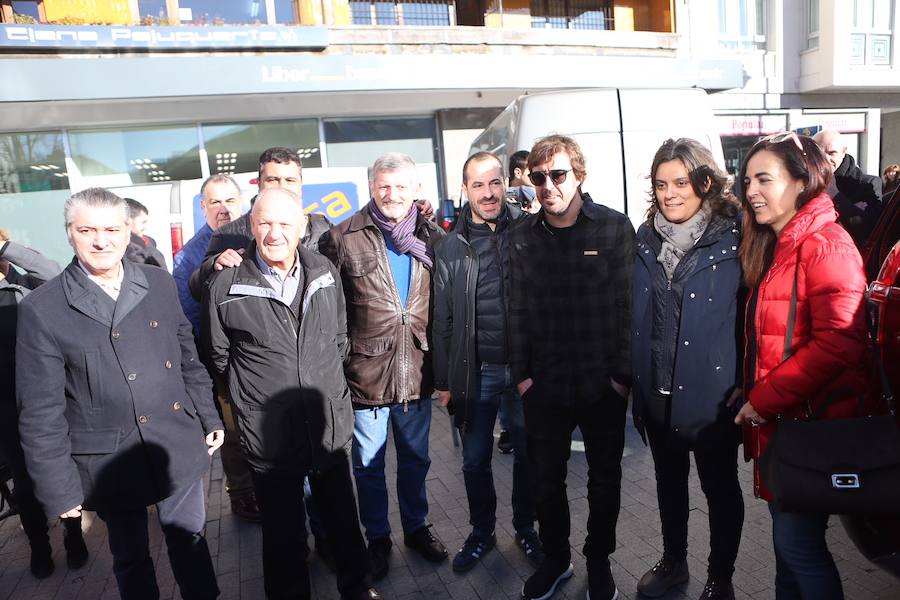 Fernando Alonso inaugura un paso de cebra en Pola de Siero