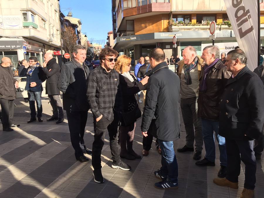 Fernando Alonso inaugura un paso de cebra en Pola de Siero