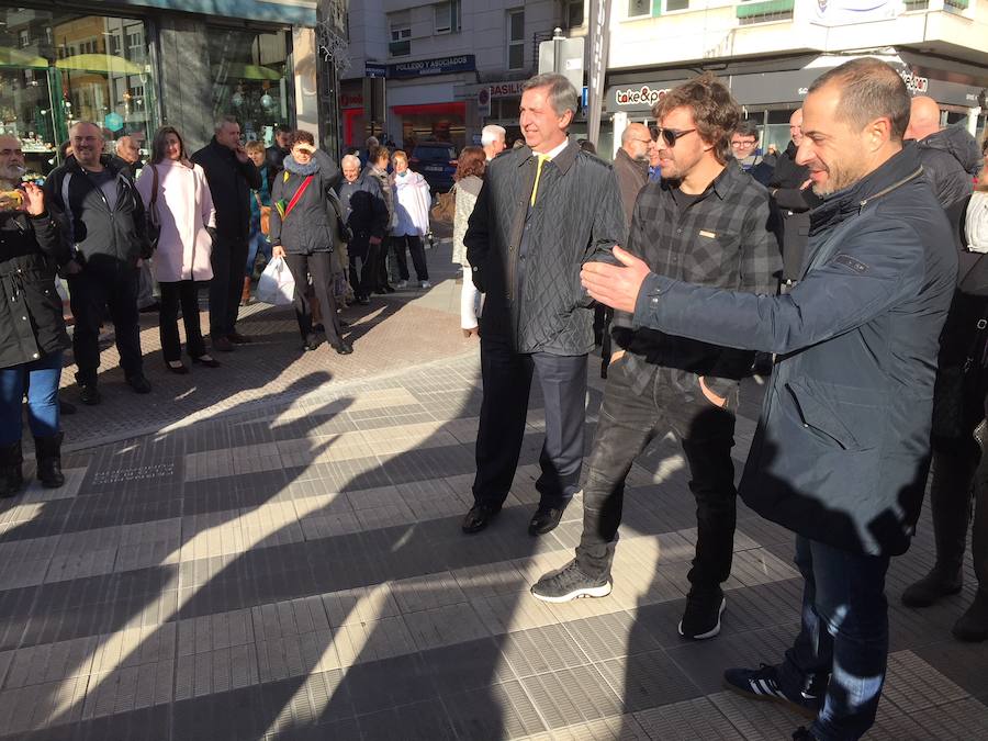 Fernando Alonso inaugura un paso de cebra en Pola de Siero
