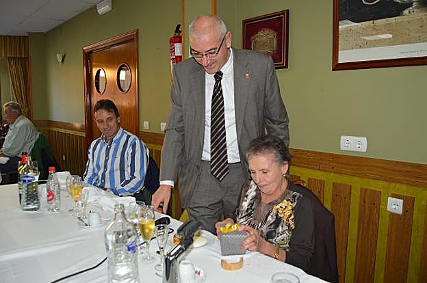 El alcalde de Allande, José Antonio Mesa, entrega a María Olimpia Ibias un regalo por su «valentía» ante los incendios en Cornollo. 