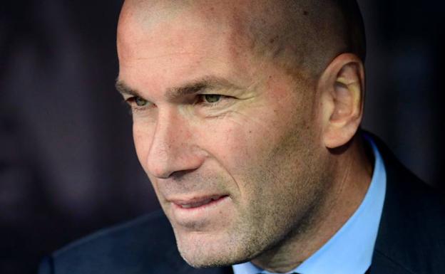 Zidane, mientras observa el clásico.
