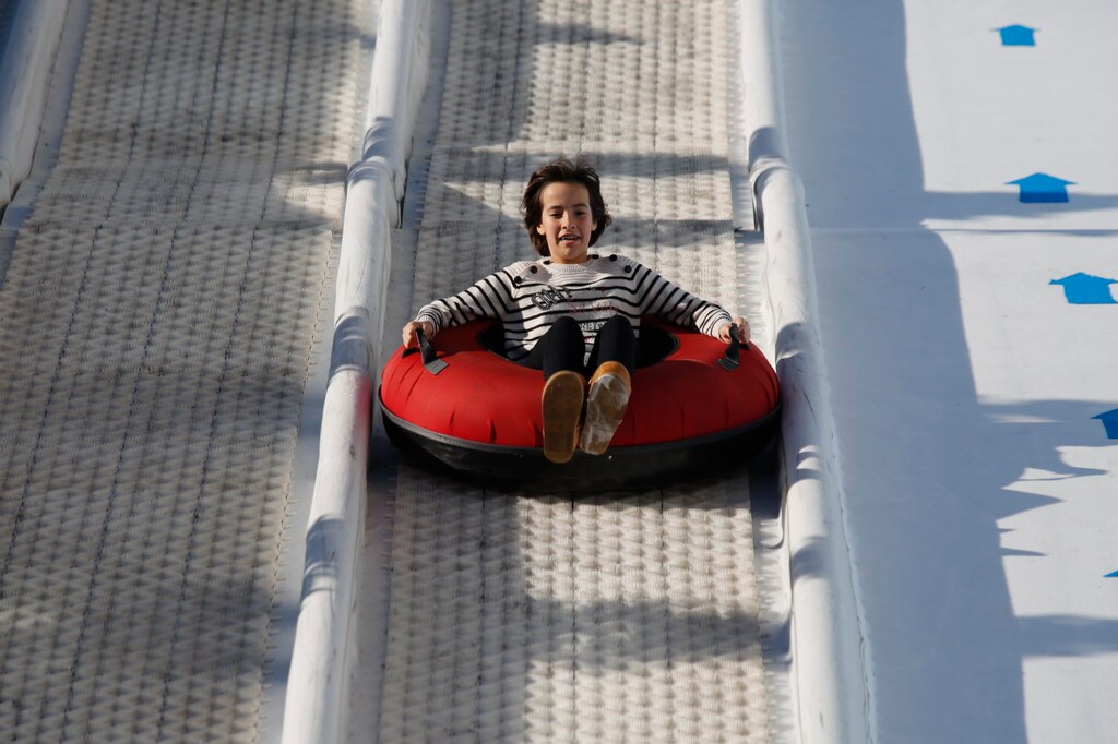 Gijón disfruta de la pista de hielo y Mercaplana