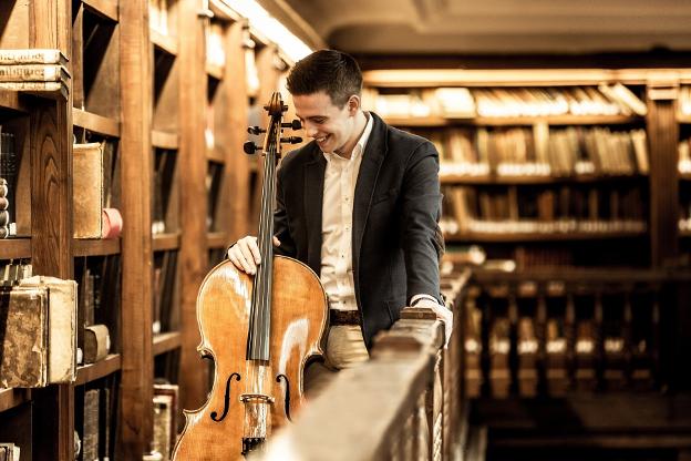 El músico avilesino Gabriel Ureña, con su violonchelo. 