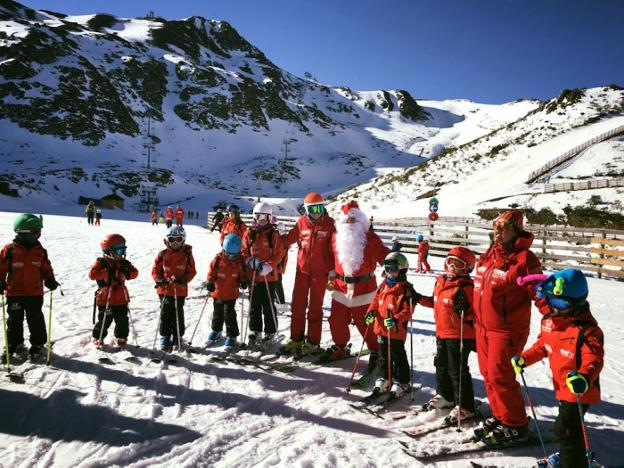 Papá Noel, con los esquiadores en las pistas de Fuentes de Invierno. 