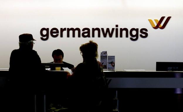 Dos clientes, en el mostrador de Germanwings.