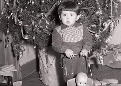 Imagen secundaria 1 - Arriba, exposición de juguetes en los años cincuenta; en la segunda imagen, un niño junto al árbol en 1955 y, por último, carta a los Reyes Magos de Jaimito, un niño de Oviedo, en 1920.