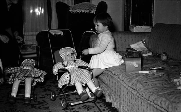 Imagen principal - En la primera imagen, Día de Reyes en 1955; debajo, una niña tocando el violín junto al árbol en 1960 y, en la tercera fotografía, Reyes Magos de los cincuenta.