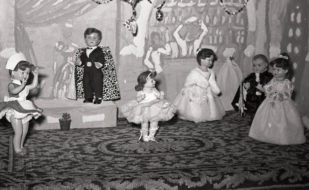 Imagen principal - Arriba, exposición de juguetes en los años cincuenta; en la segunda imagen, un niño junto al árbol en 1955 y, por último, carta a los Reyes Magos de Jaimito, un niño de Oviedo, en 1920.