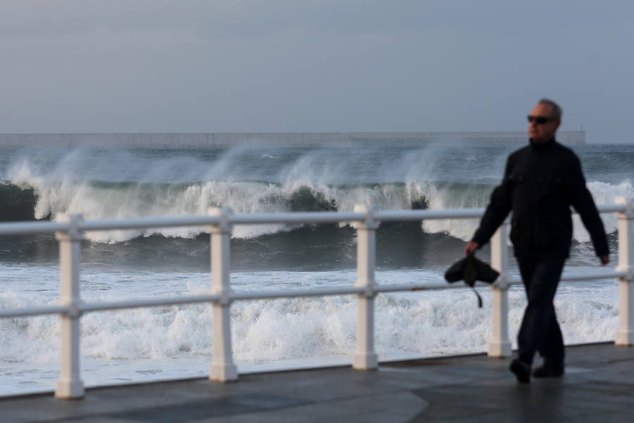 El buen tiempo ha sido el protagonista en los primeros pasos de la temporada invernal. El otoño trajo las nieves, que esperan quedarse y cumplir temporada. Asturias es una estampa en cualquier estación. 