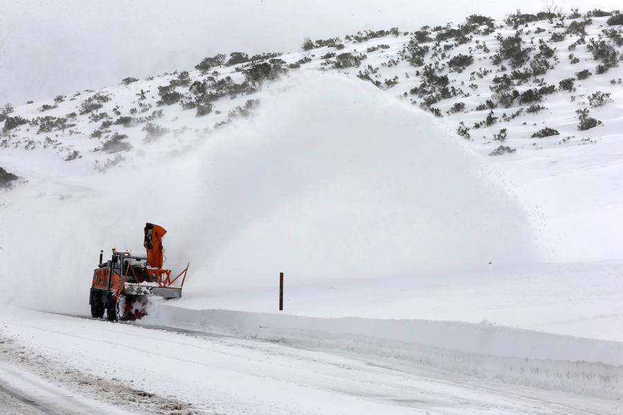 El buen tiempo ha sido el protagonista en los primeros pasos de la temporada invernal. El otoño trajo las nieves, que esperan quedarse y cumplir temporada. Asturias es una estampa en cualquier estación. 