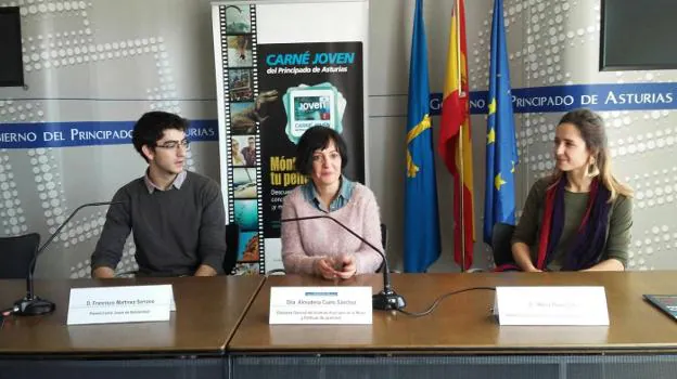 Los galardonados, con la directora del Instituto de la Juventud. :: E. C.