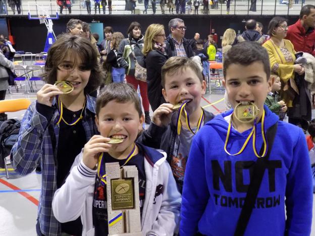 Mario Román, Miguel Álvarez, Héctor Álvarez y Pablo Morodo, del Colegio La Fresneda, campeones escolares sub 12. 