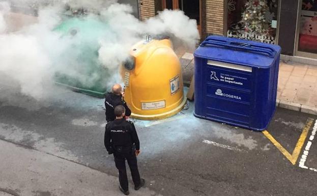 La Policía, en la zona donde se produjo el fuego. 