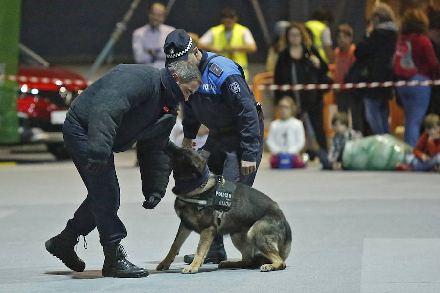 Diversión infantil y exhibición canina de la Policía Local en Mercaplana