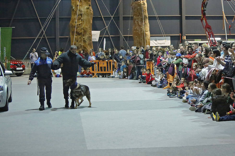 Diversión infantil y exhibición canina de la Policía Local en Mercaplana