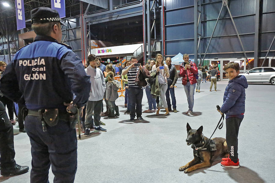 Diversión infantil y exhibición canina de la Policía Local en Mercaplana