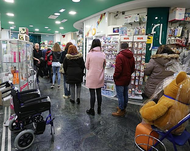 La epidemia gripal «dispara» la compra de paracetamol y antigripales en las farmacias. 