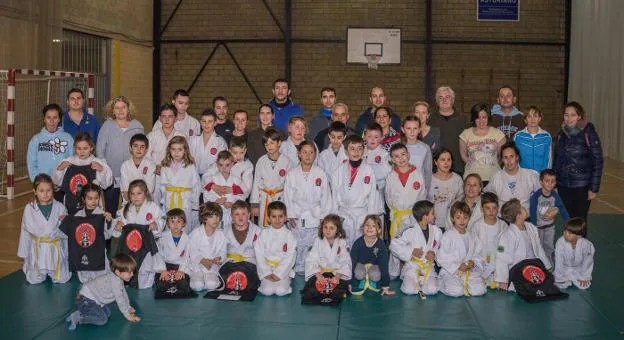 El judo une a padres e hijos por Navidad en Llanes
