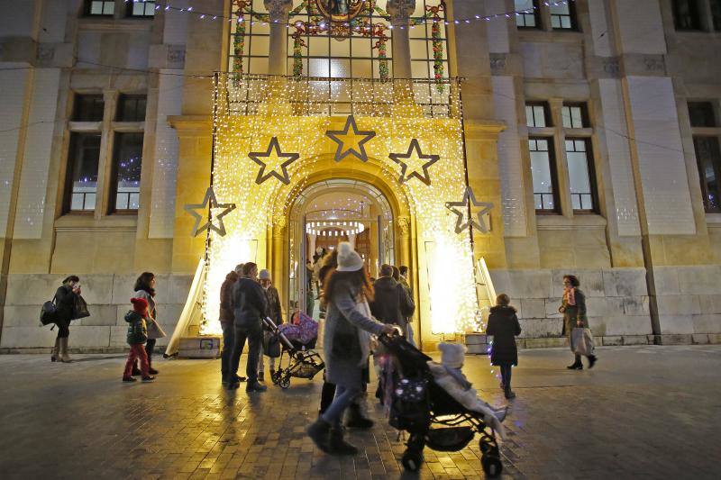 Los niños gijoneses entregan sus cartas a Ben-Alí