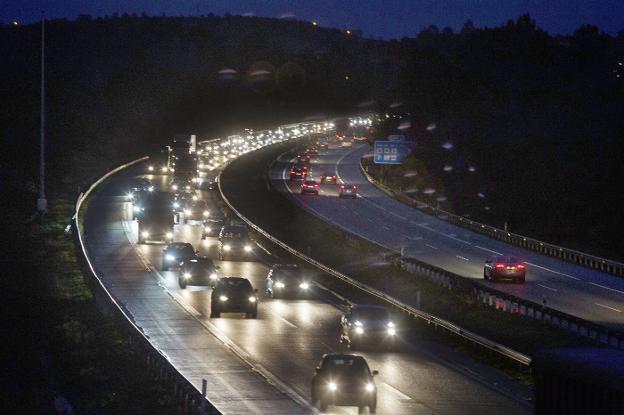 Decenas de coches, afectados por el atasco en la 'Y' en sentido Oviedo. 