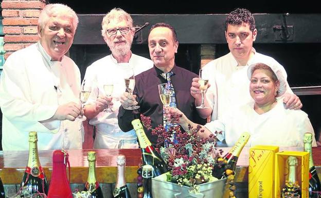 Abel Terente, Javier González, Víctor Prieto, Pablo Roza y Carmen Durán brindan por el fin de año en El asador de Abel. 