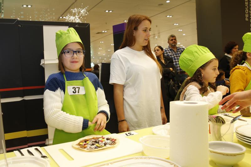 La luanquina Covadonga García, que participó en la tercera edición del 'talent' culinario de La 1, impartió este jueves un showcooking en Gijón