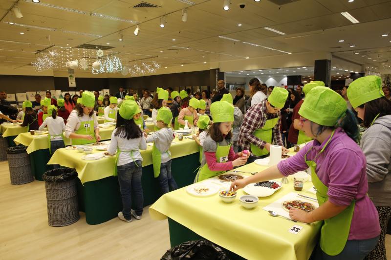 La luanquina Covadonga García, que participó en la tercera edición del 'talent' culinario de La 1, impartió este jueves un showcooking en Gijón