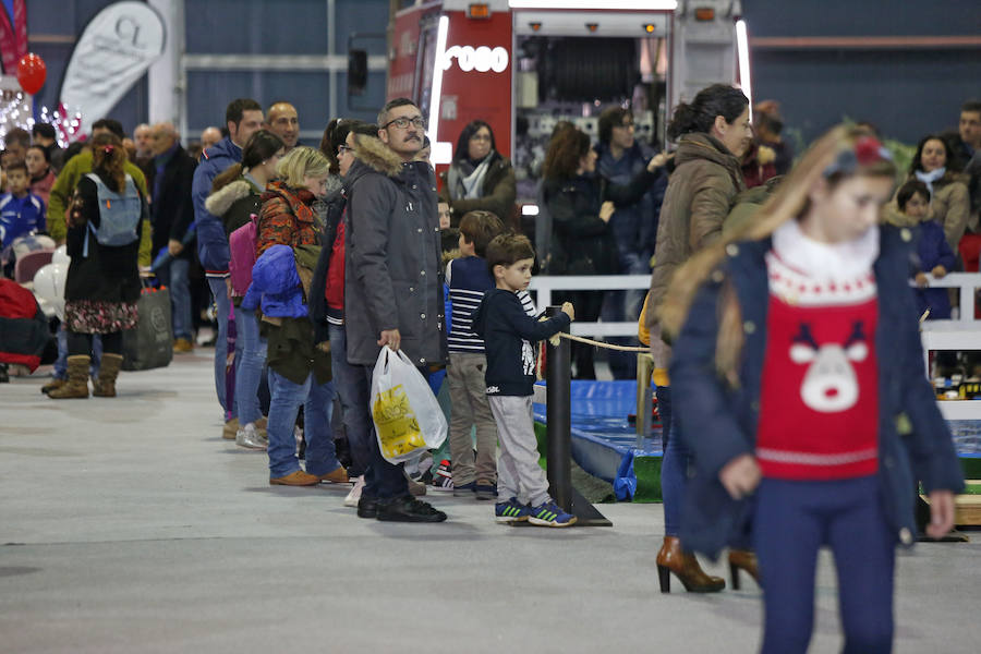 La Fundación del Transporte Sanitario de Asturias ha desarrrollado en Mercaplana talleres de iniciación a la Reanimación Cardiopulmonar. de la mano de técnicos de Emergencias Sanitarias los más pequeños han aprendido a salvar vidas.