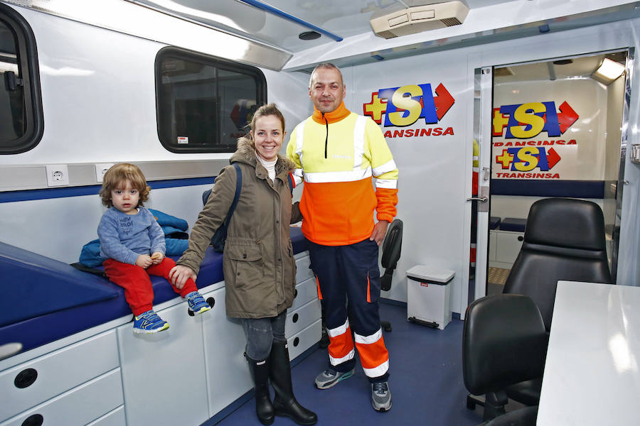 La Fundación del Transporte Sanitario de Asturias ha desarrrollado en Mercaplana talleres de iniciación a la Reanimación Cardiopulmonar. de la mano de técnicos de Emergencias Sanitarias los más pequeños han aprendido a salvar vidas.