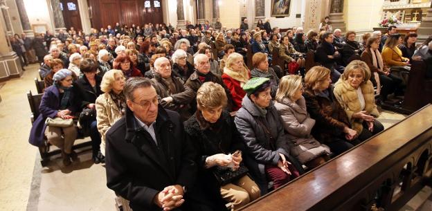 La basílica de San Juan el Real, con todos los bancos ocupados y gente de pie, durante el funeral. 