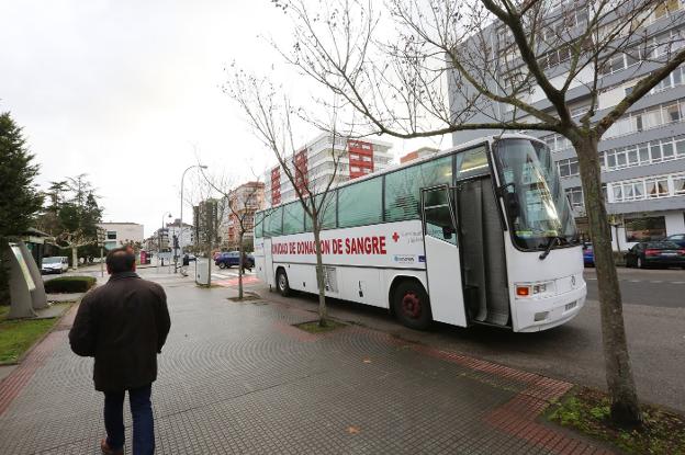 El autobús está ubicado en la avenida de Galicia. 