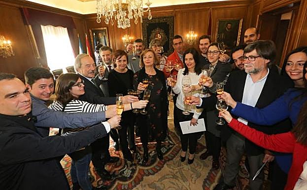 Brindis navideño de los alcaldes en el Ayuntamiento de Avilés. 