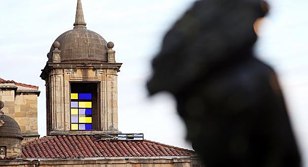 La linterna de la capilla de Santa Bárbara, con la vidriera desplomada en parte por el viento. 