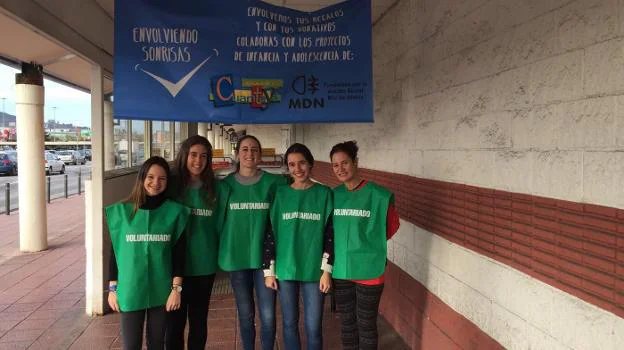 Lucia Rubio, Inés Mateo, Cristina Carrasco, Icíar Prieto y Marisa Mortera, voluntarias de 'Envolviendo sonrisas'. 