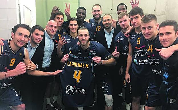 La plantilla del Unión Financiera tuvo un gesto de recuerdo para su compañero lesionado.