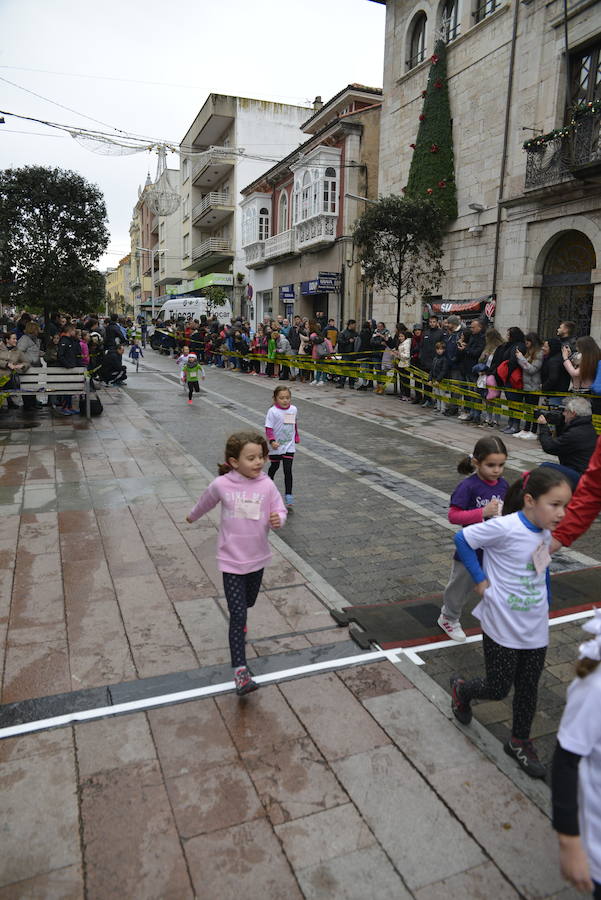 Grandes y pequeños participaronen la popular carrera. 